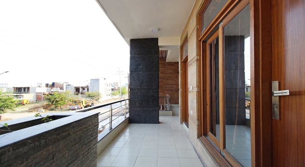 Stay At 203 - last minute hotel in Noida