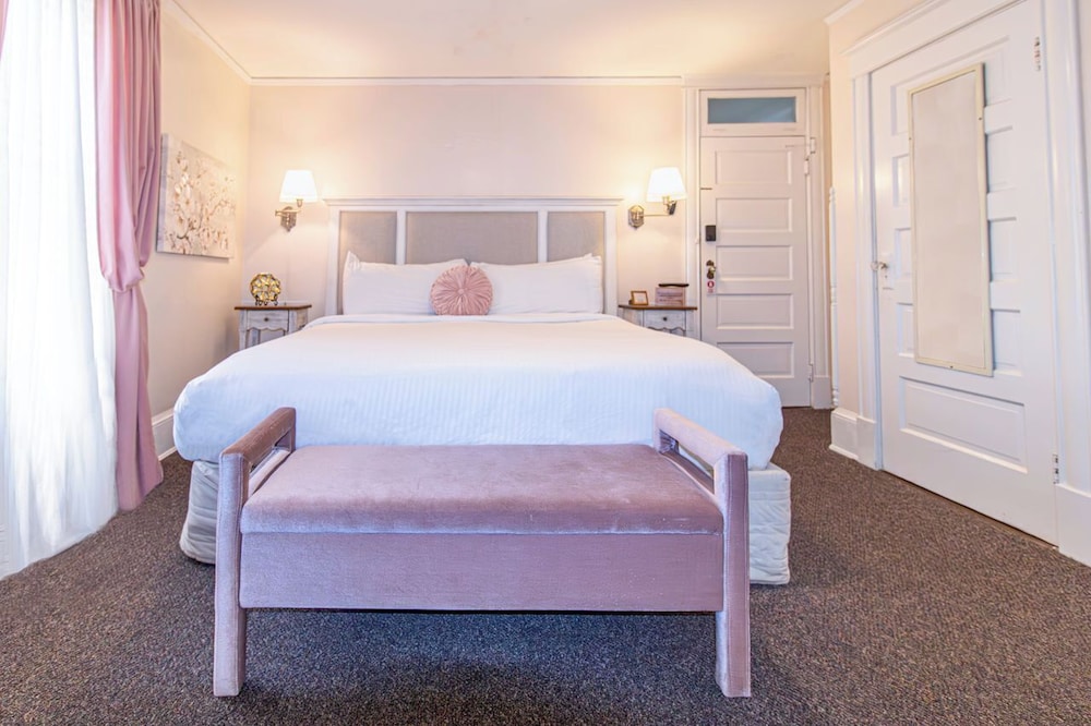 Inn on Charlotte Boutique Hotel - photo 3