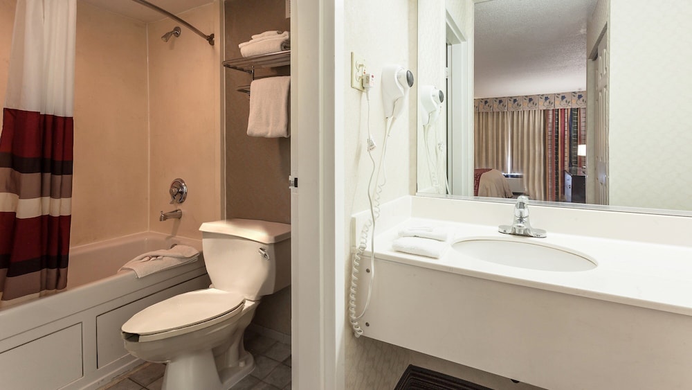 Red Roof Inn & Suites DeKalb - photo 27