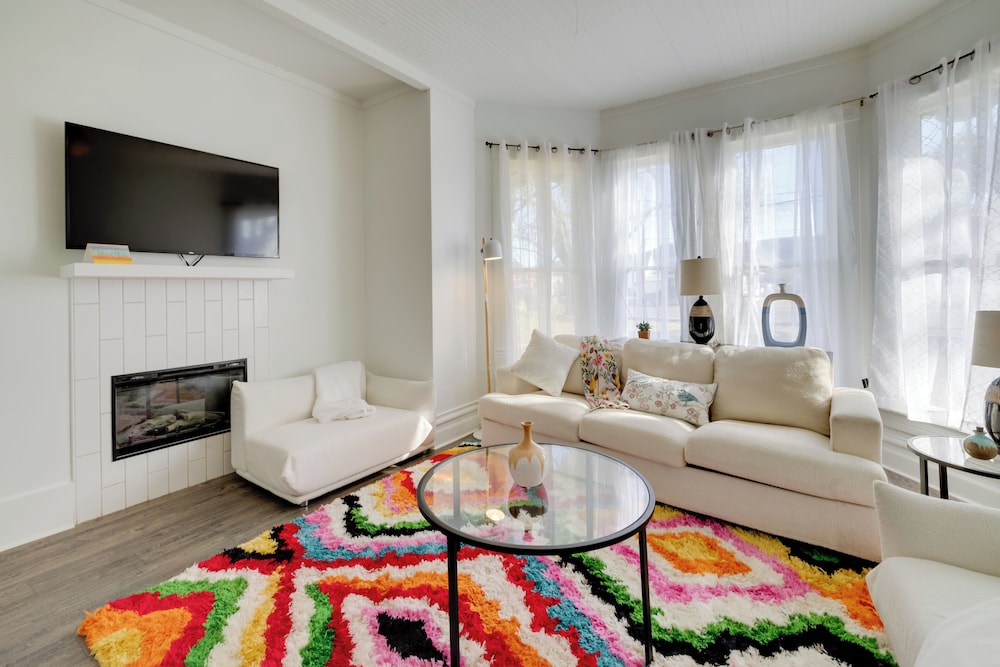 Walk to Beach Vintage Riverside Home in Seaside — 4-Star Luxury Hotel in Seaside, United States