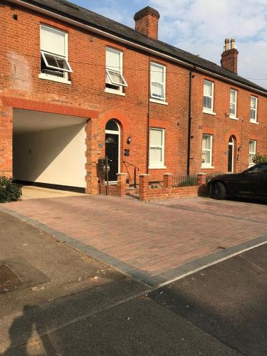 1 Helena House Brownlow Road