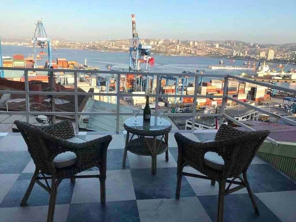 Casa porteña en cerro Artilleria — 4-Star Luxury Hotel in Valparaiso, Chile