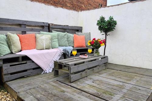 Jasper's a cosy comfortable 4 bedroom house in Meir close to Trentham Gardens — 4-Star Luxury Hotel in Stoke-On-Trent, United Kingdom