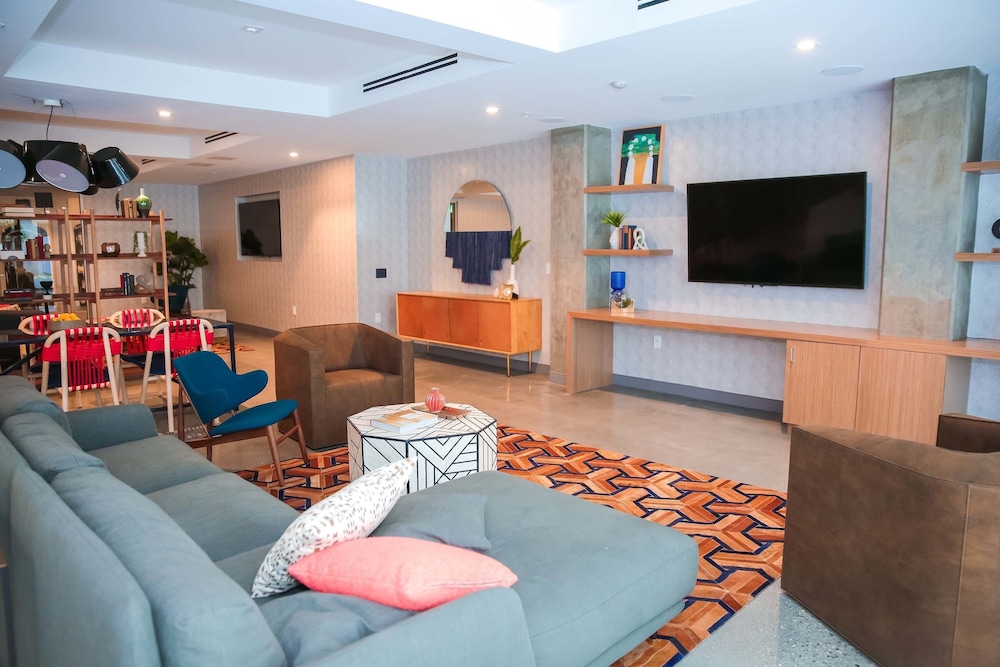 Fully Furnished Suites near Little Tokyo - photo 2