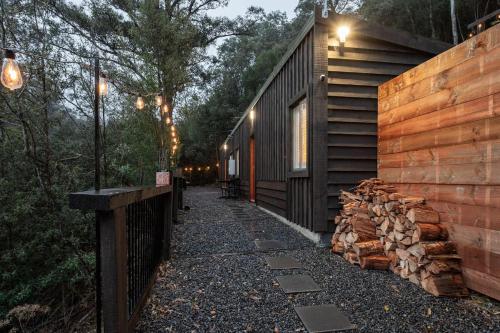 Fernvale Cottage An Enchanting Mountainside Oasis — 4-Star Luxury Hotel in Lenah Valley, Australia