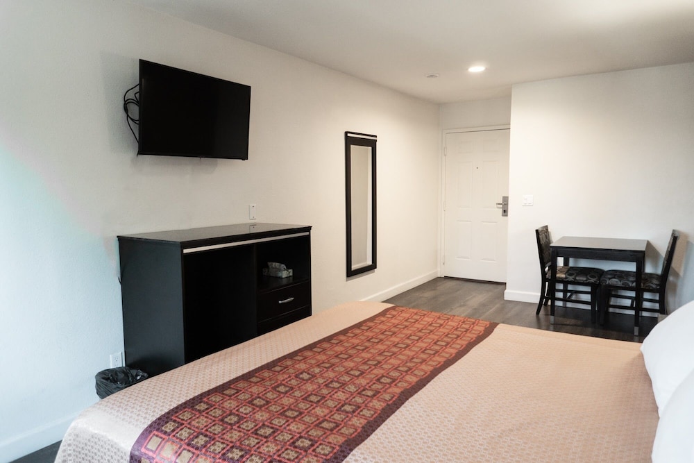 Maywood Inn - photo 17