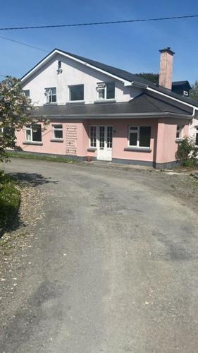 House Six Bed 4km from Limerick City Centre — 4-Star Luxury Hotel in Luimneach, Republic of Ireland