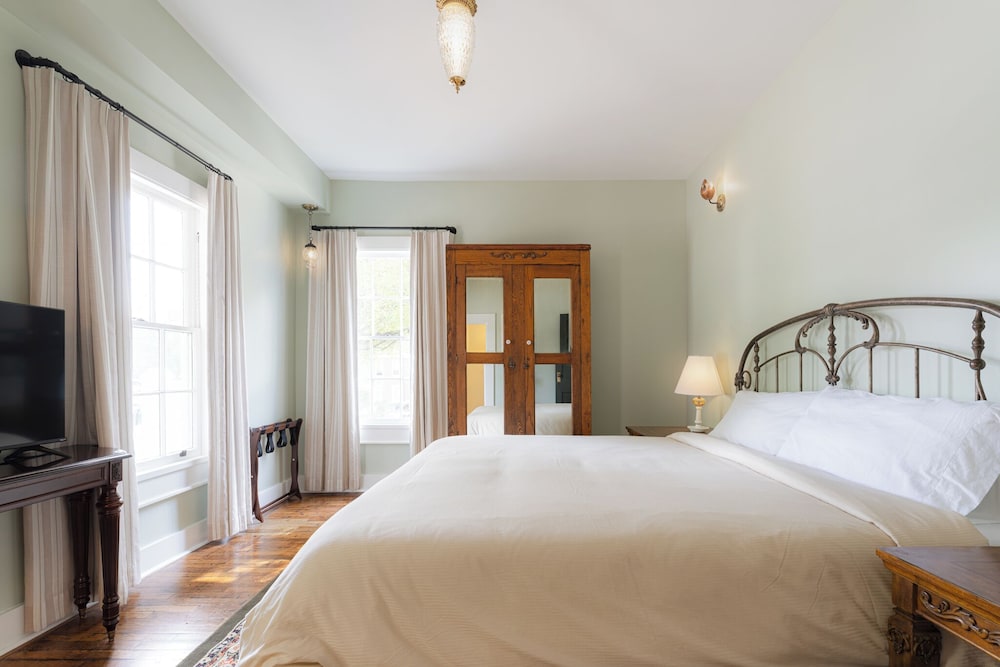 The NuWray Hotel & Carriage House - photo 9