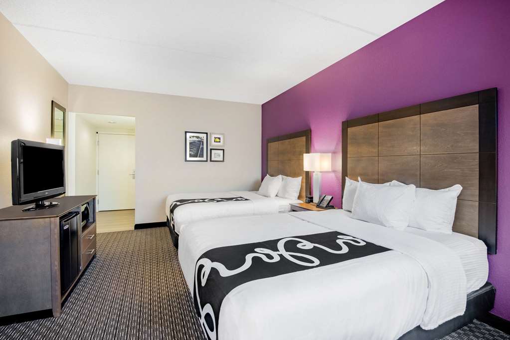 La Quinta Inn & Suites by Wyndham Baltimore BWI Airport - photo 57