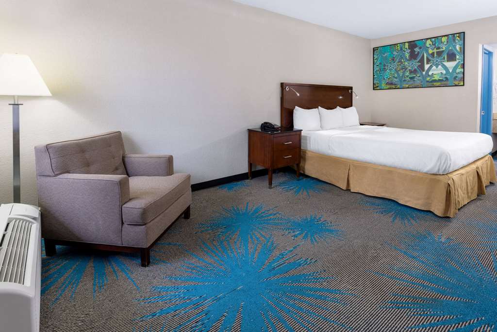 Days Inn by Wyndham Columbia - photo 27