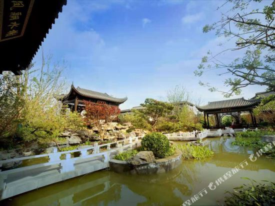 RongXi Zhuangyuan — 4-Star Luxury Hotel in Xiuwu Chengguanzhen, People's Republic of China