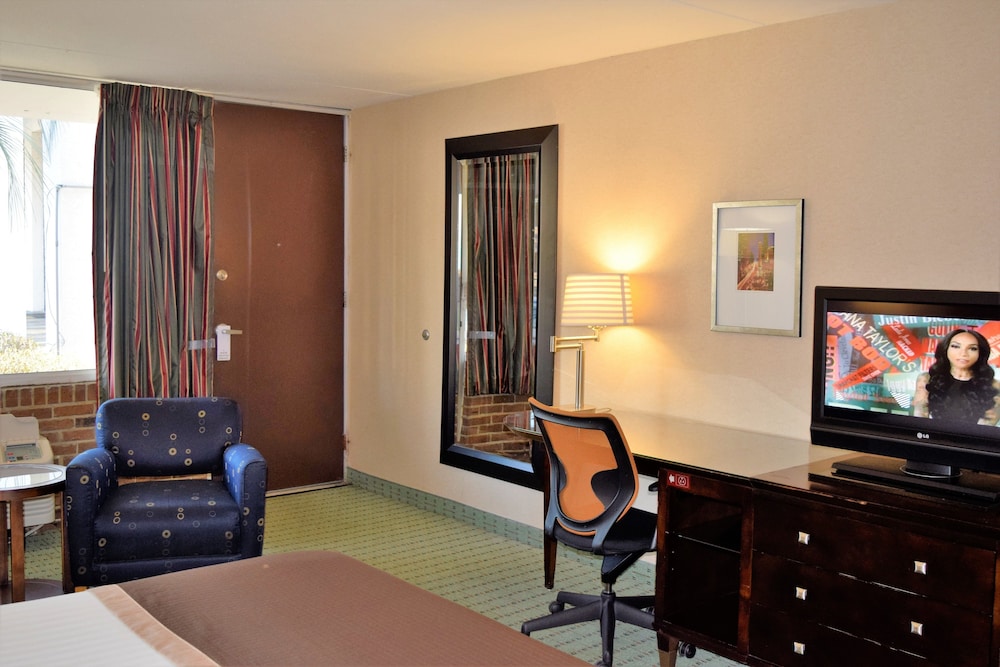 Landmark Inn Hartsville - photo 14