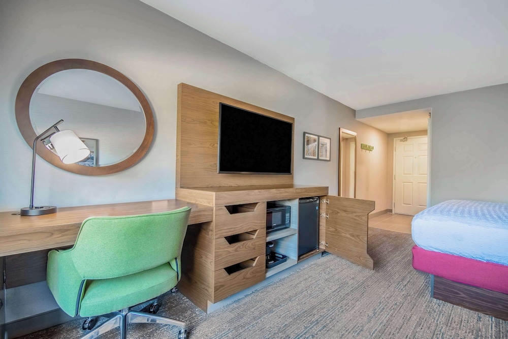 Hampton Inn East Aurora - photo 10