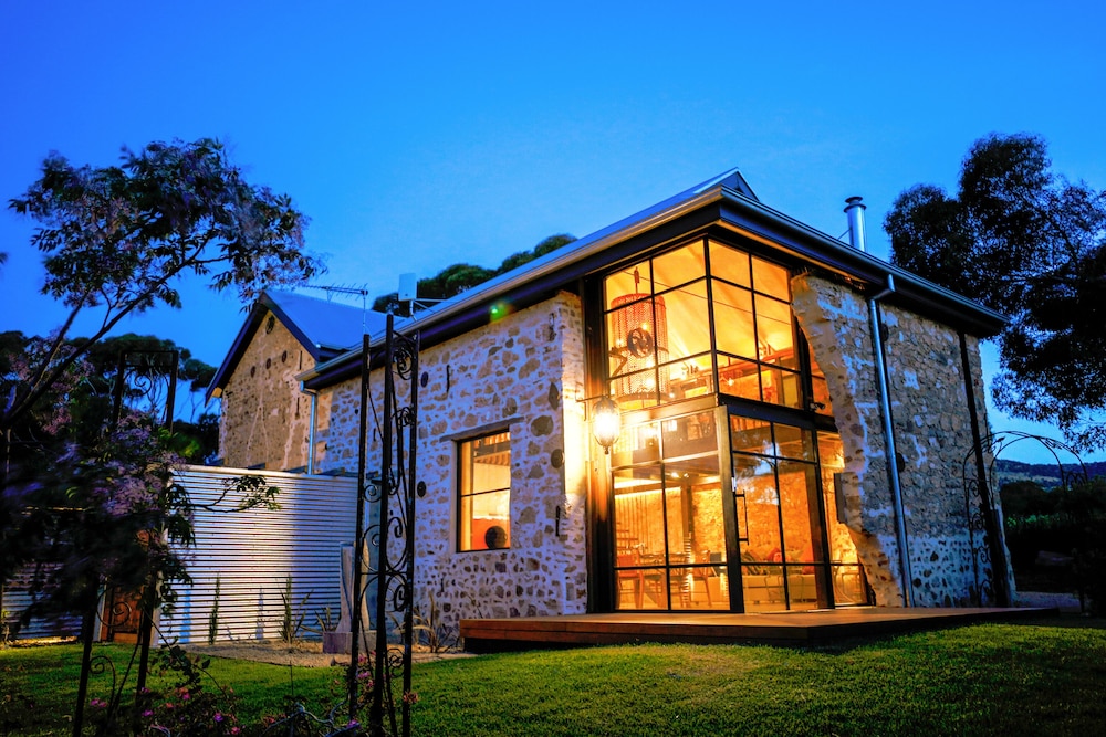 The Old Chaff Mill Organic Vineyard Retreat in Oxenford, Australia