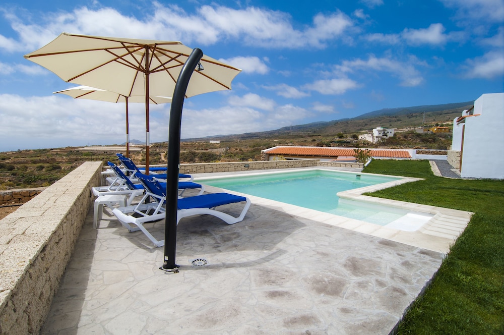 Casa Rural La Pardela — 4-Star Luxury Hotel in Lomo De Arico, Spain