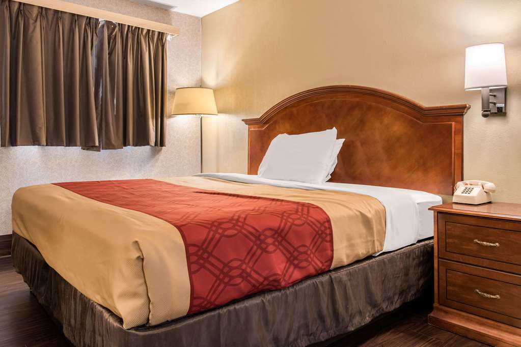 Econo Lodge Holland Toledo - photo 22