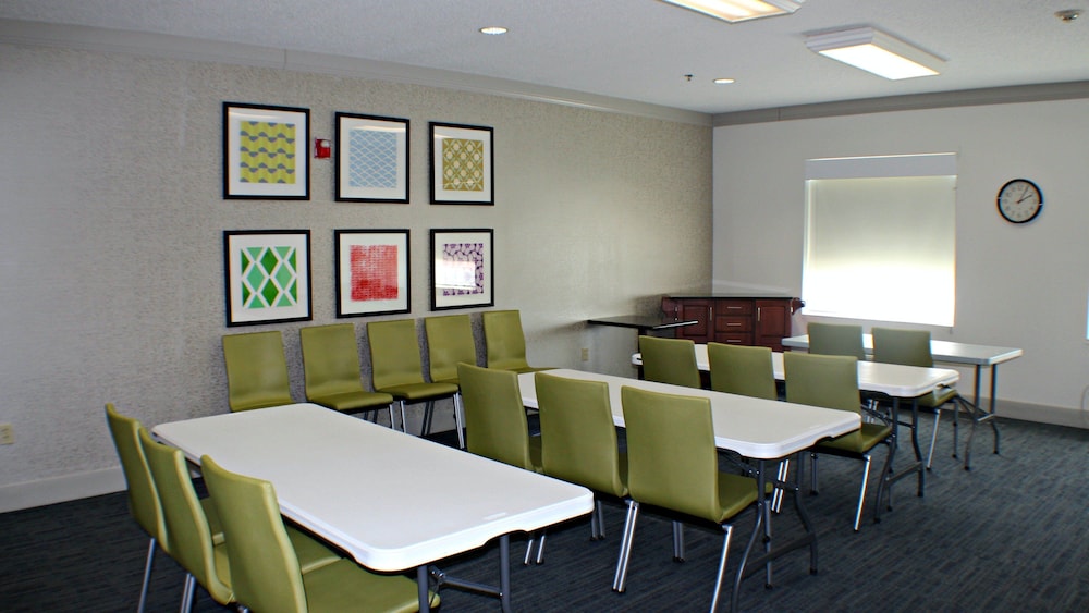 Holiday Inn Express & Suites Plainview by IHG - photo 26