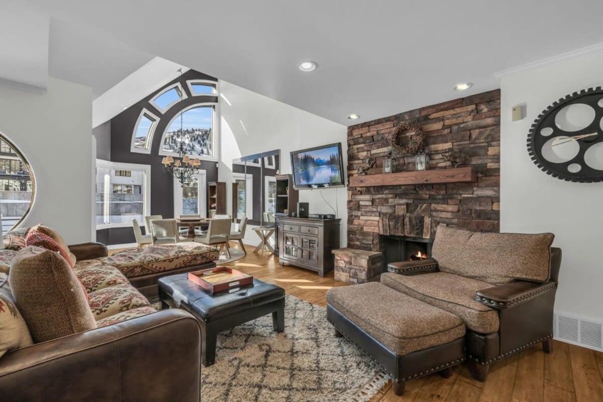 Roomy 4BR Townhome Near Main St with Private Hot Tub in Bridgeport, United States