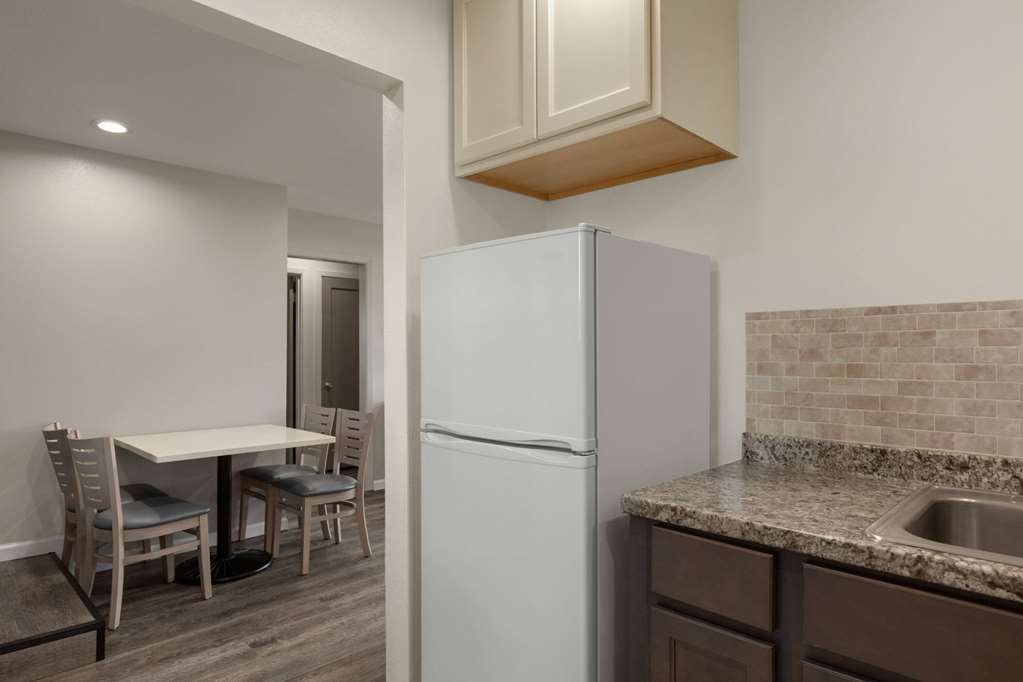 Super 8 by Wyndham Eureka - photo 36