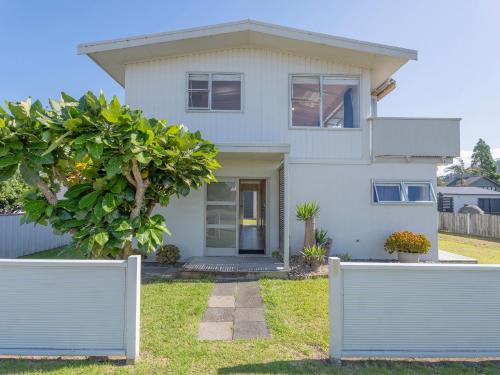 Eazy Breezy Whangamata Holiday Home — 4-Star Luxury Hotel in Whangamata, New Zealand