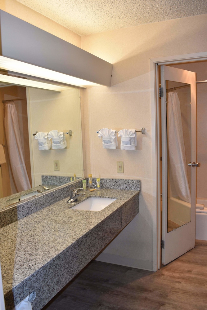 Inn At The Convention Center - photo 26