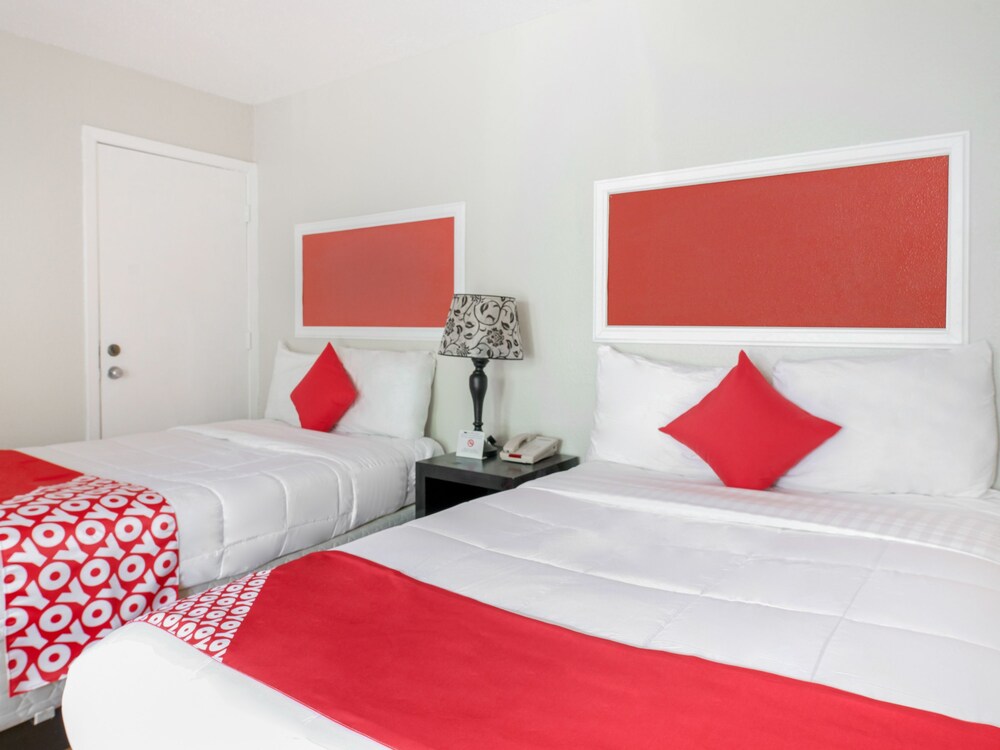 OYO Hotel Houston TX near Medical Center NRG Stadium - photo 11