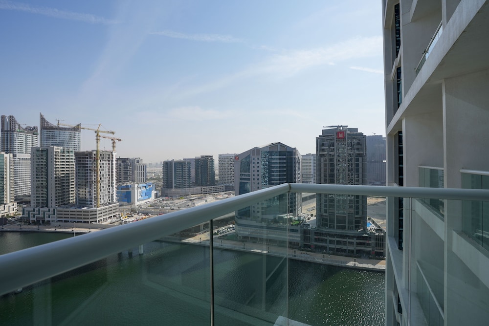 White Sage Fancy Studio With Mesmerizing Canal Views — 4-Star Luxury Hotel in Dubai, United Arab Emirates