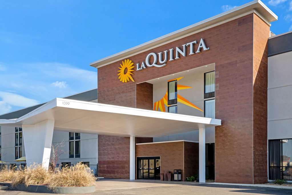 La Quinta Inn & Suites by Wyndham Columbus MS - photo 4