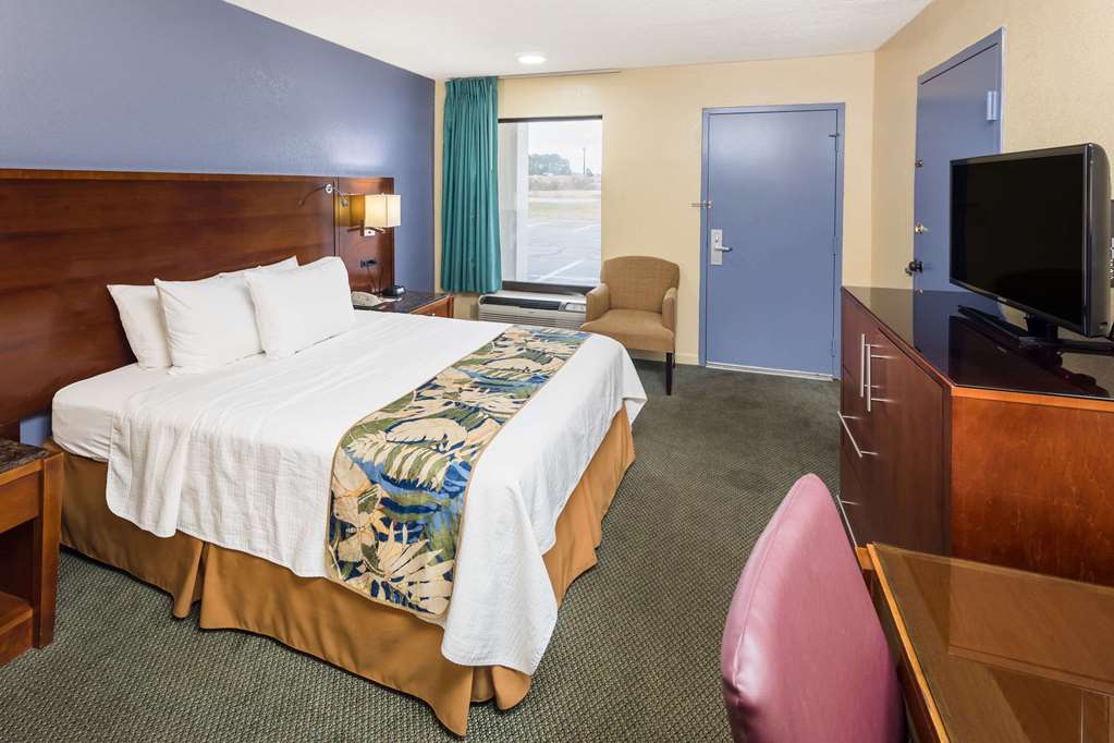 Days Inn by Wyndham Walterboro - photo 13