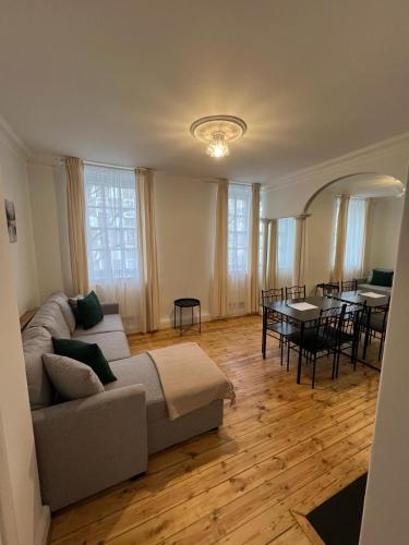 1 Bed Apartment Centrally Located In The Heart of Westminster — 4-Star Luxury Hotel in London, United Kingdom