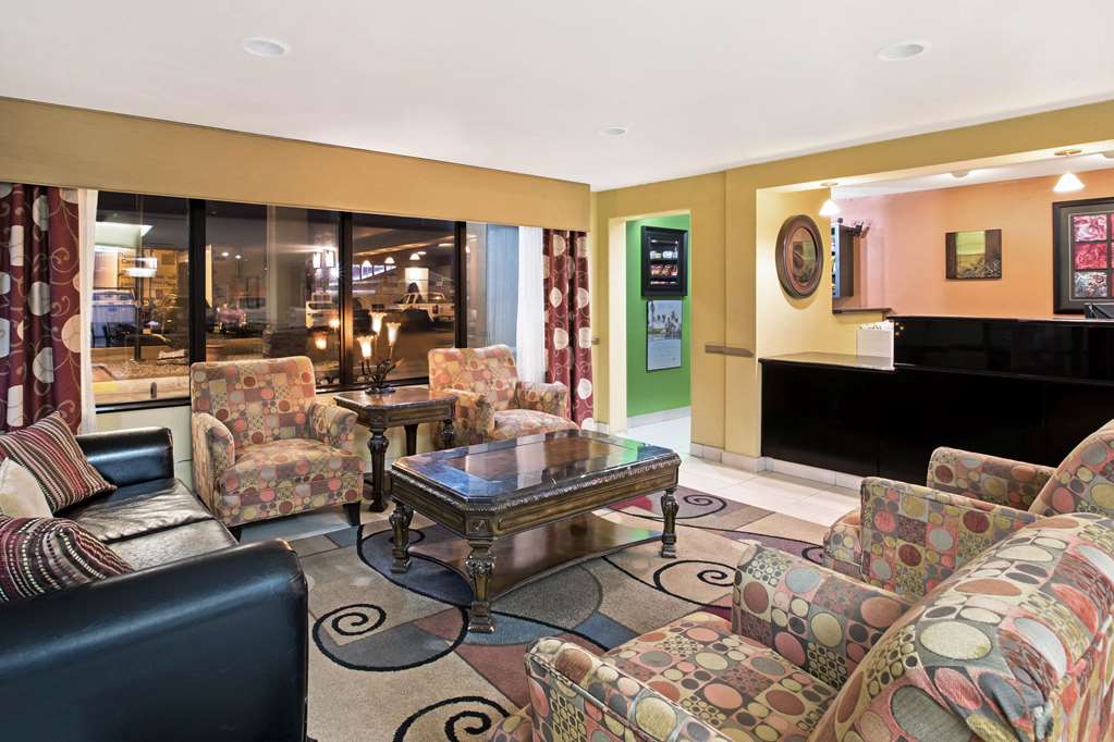 La Quinta Inn & Suites by Wyndham Salina - photo 9