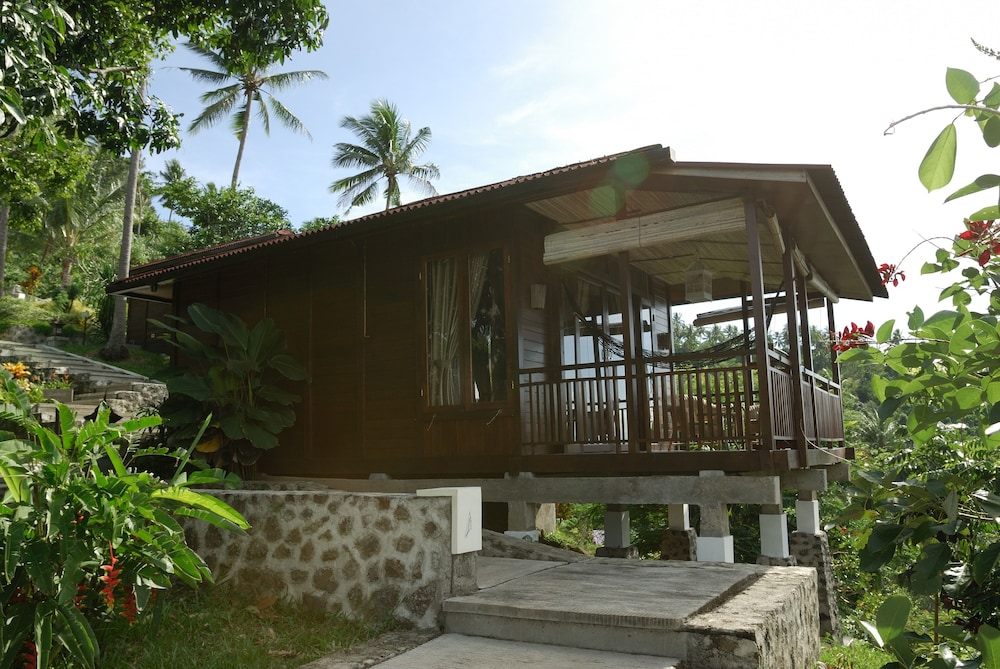 Bastianos Lembeh Dive Resort - carbon neutral hotel in Bitung