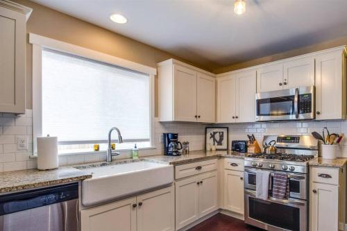 Juniper Getaway Dreamy Kitchen Pet Friendly — Bend — photo 4