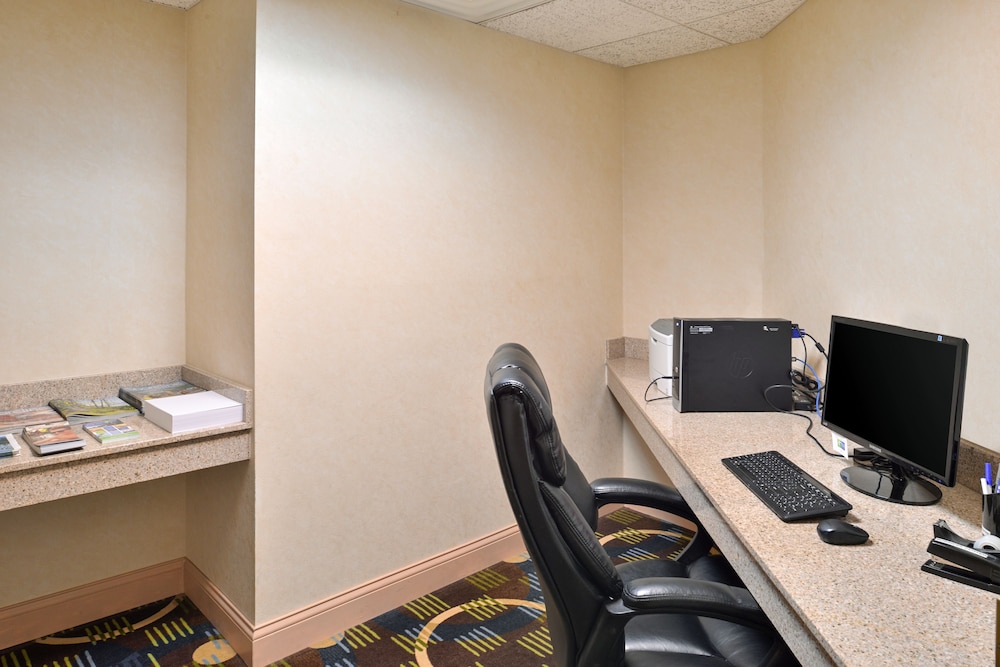 Holiday Inn Express & Suites St Joseph by IHG - photo 64