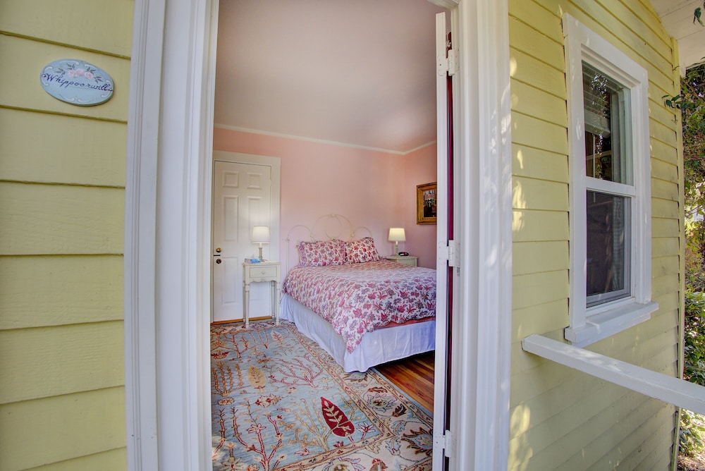 Secret Garden Inn and Cottages - photo 36