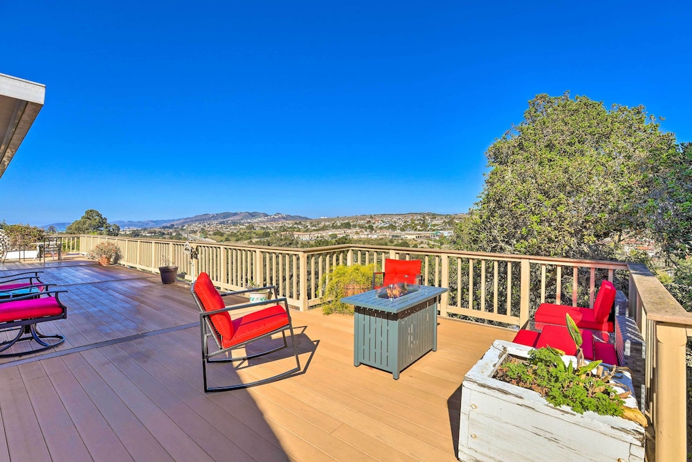 Retro House with Deck and Arroyo Grande View — 4-Star Luxury Hotel in Arroyo Grande, United States