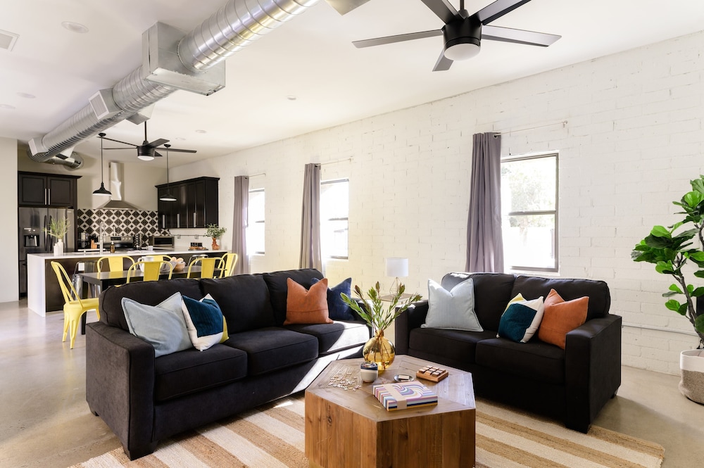 Luna & Stellar by Avantstay Modern Artist's Loft Buyout w 10 Brs Patio & Billiards - photo 8