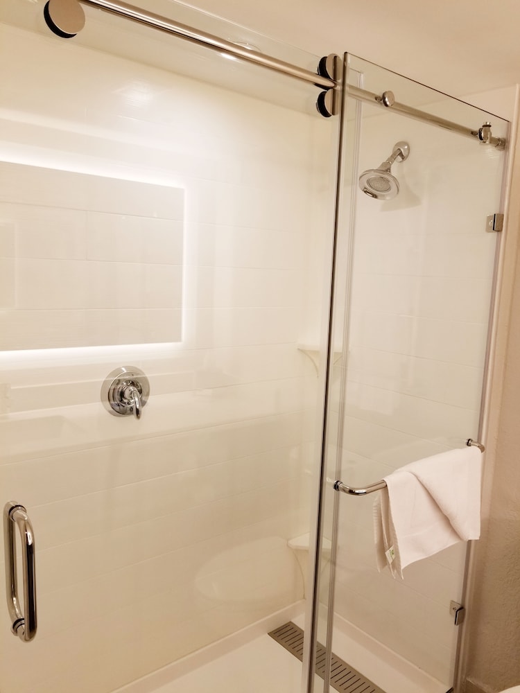 Holiday Inn Express & Suites Miami Hialeah by IHG - photo 23