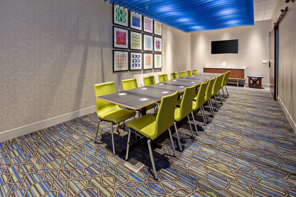 Holiday Inn Express Hotel & Suites Ventura by IHG - photo 36