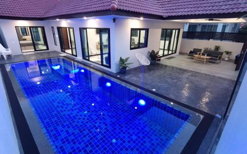Experience perfect swimming pool water at Royal Park Village Walk to the Beach 6 people max 3 males — 4-Star Luxury Hotel in Pattaya, Thailand