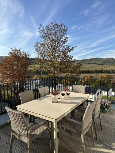 Heimathafen Diemelsee Luxusferienhaus Diemelsee 6 Personen mit Sauna Dachterrasse und Garten — hotel in Adorf