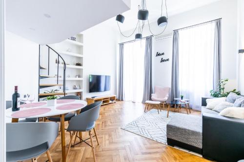 Modern and Bright Apartment in the center of Tbilisi — 4-Star Luxury Hotel in Tbilisi, Georgia