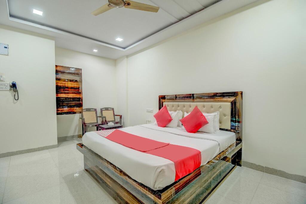 Om Sai Lodge Hotel by OYO Rooms in Thane, India