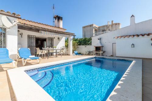 Goldhome Requesens Piscina Privada Cerca Playa in Empuriabrava, Spain