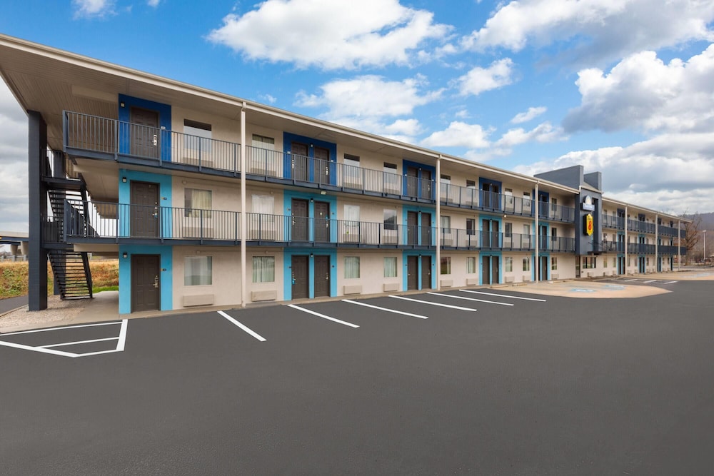 Super 8 By Wyndham Charleston WV — hotel near Yeager Airport