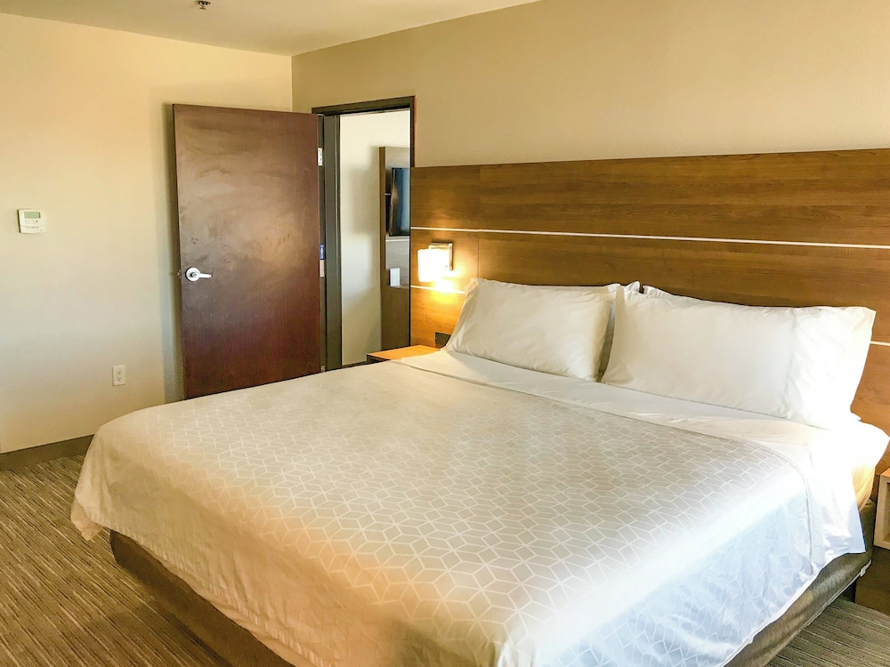 Holiday Inn Express & Suites Lubbock West by IHG - photo 11