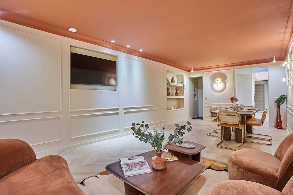 Superb AC Apartment Center of Paris Le Marais — 4-Star Luxury Hotel in Paris, France