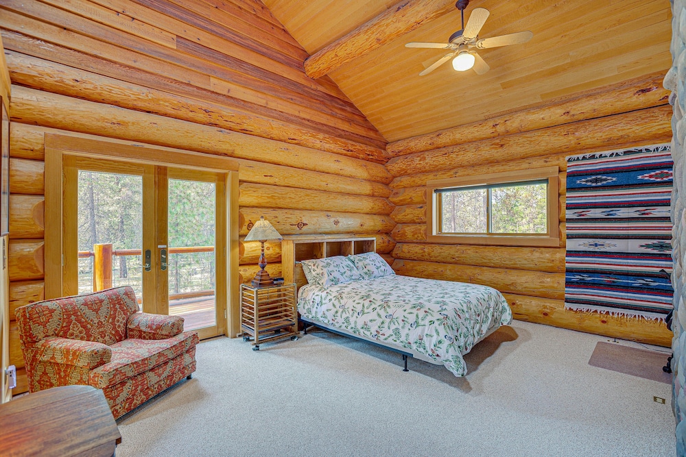 Bend Getaway with Cozy Fireplace in Bend, United States