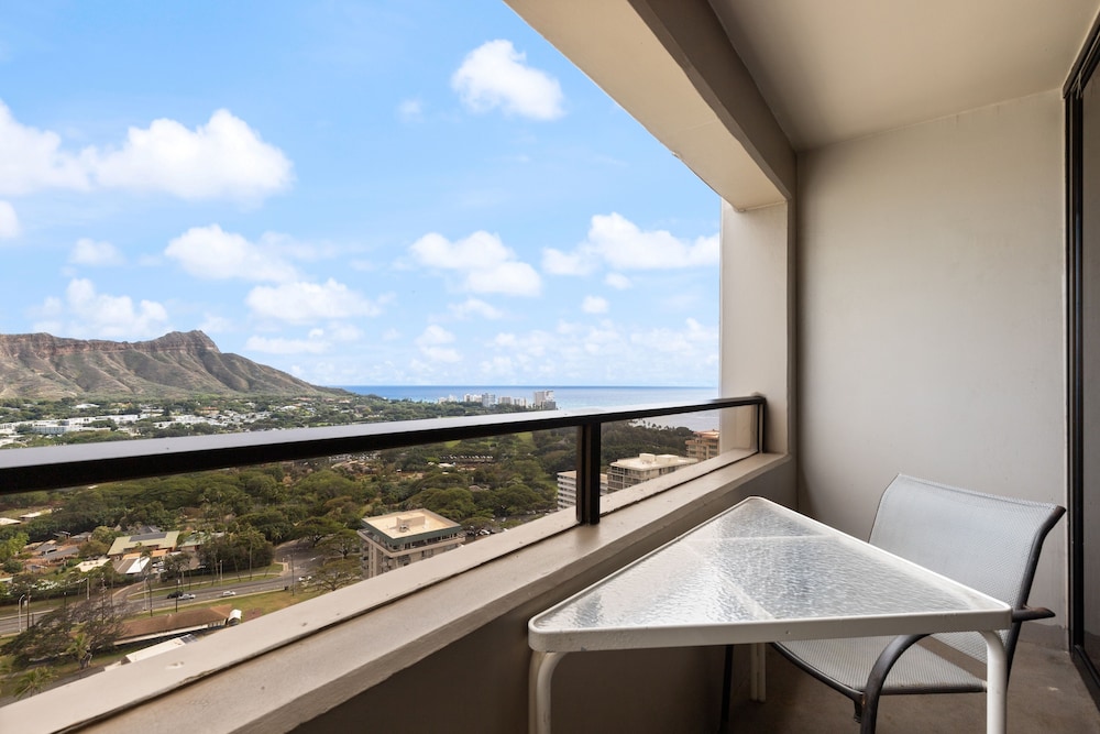 Spectacular Ocean & Diamond Head View 2 Bedroom Condo w Free Parking by Koko Resort Vacation Rentals - photo 19