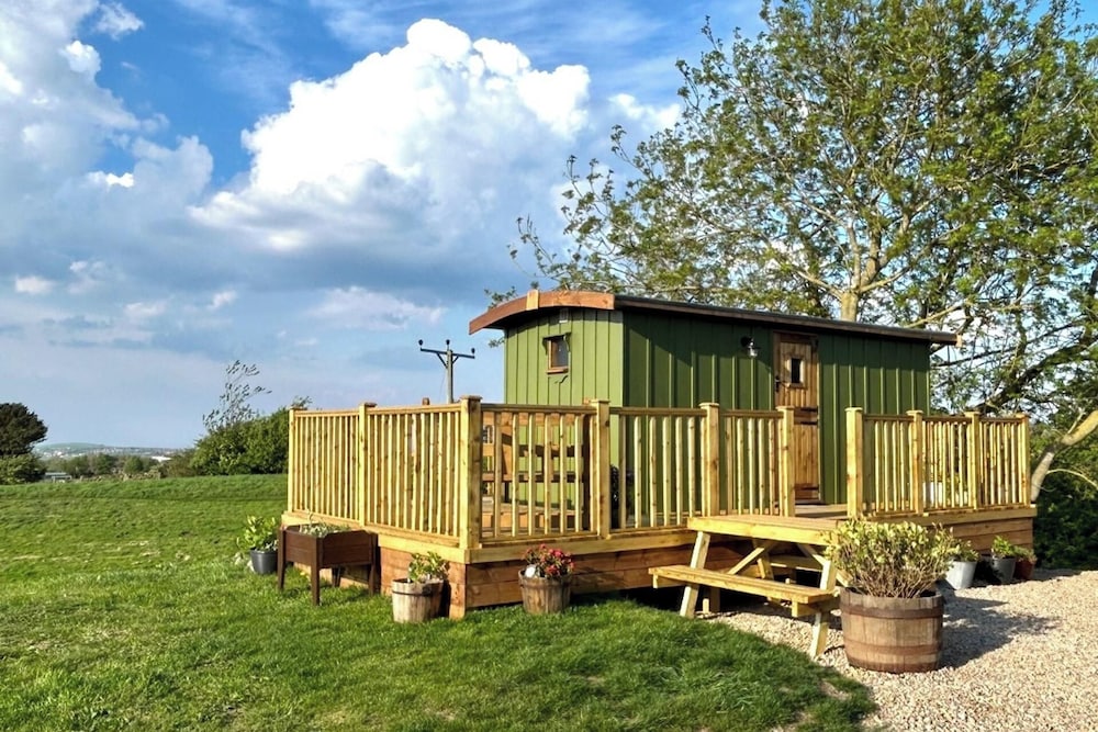 Fernlea Luxury Shepherds Hut Sleeps 2 & Hot Tub in Saltburn-By-The-Sea, United Kingdom